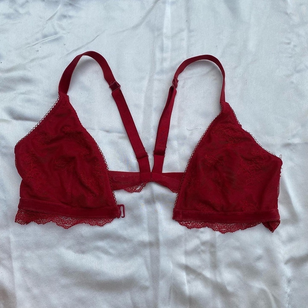 Red Victoria’s Secret bralette 🌹